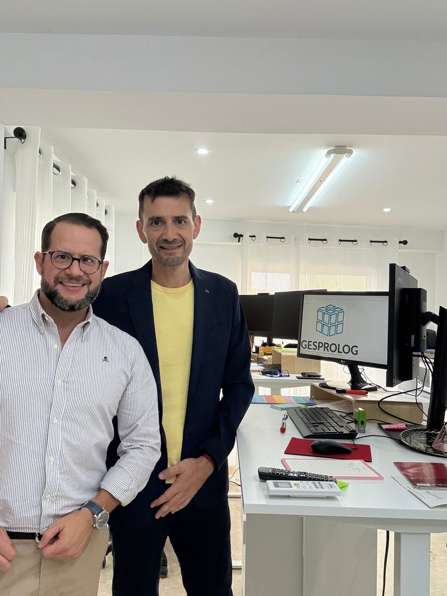 José Rivas con Nacho Pascual en las oficinas de Gesprolog